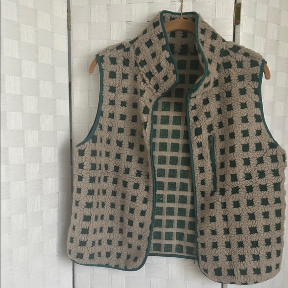 Women's Sherpa Grid Zip Vest - Beige with Dark Green Trim - Picture 9 of 9